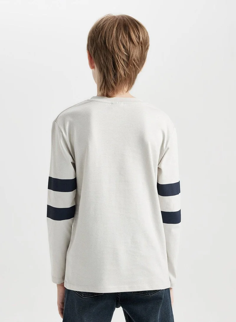 ديفاكتو تيشيرت بأكمام طويلة ورقبة دائرية وطبعة نصية بقصة عادية