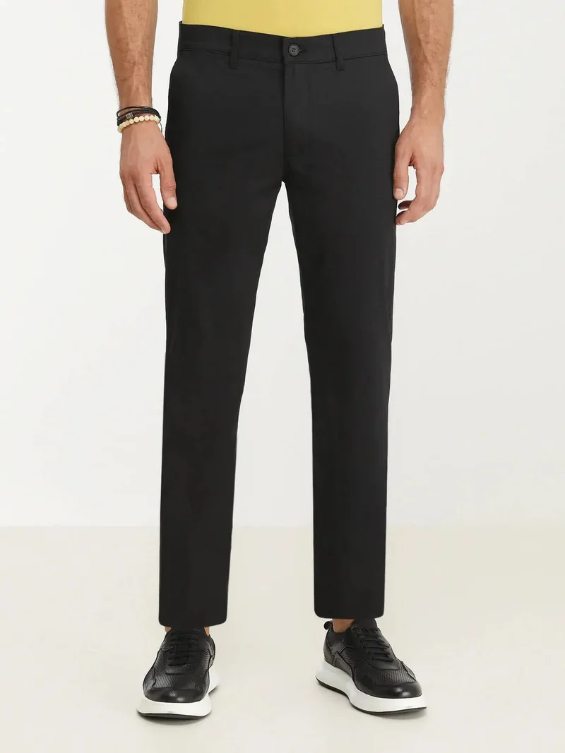 كيب بنطال قطني أسود منسوج بقصة ضيقة مناسب للإطلالات الكاجوال