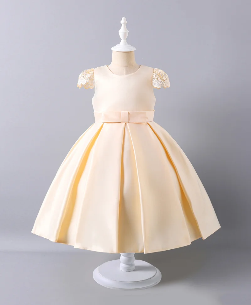 مارك وميا فستان سهرة بأكمام كاب مطرزة بتفاصيل فيونكة مارك آند ميا - شامبين