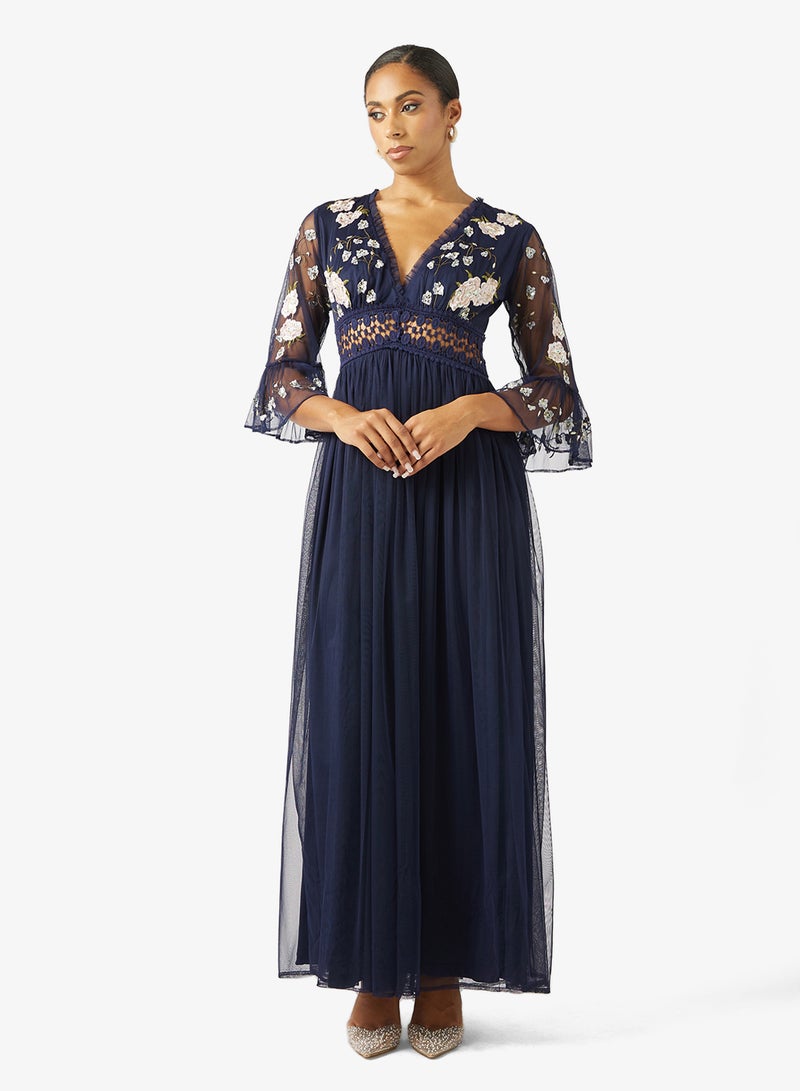 فروك اند فرل فستان ماكسي بأكمام واسعة مزين بالشبك - Image 1