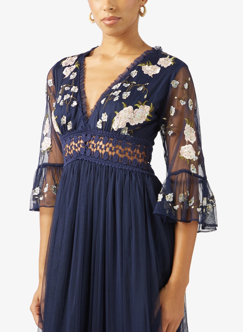 فروك اند فرل فستان ماكسي بأكمام واسعة مزين بالشبك - Image 3