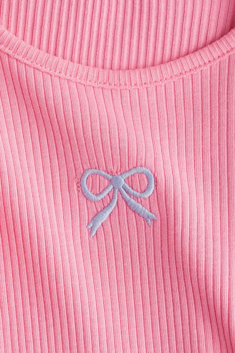 اتش اند ام بلوزة بدون أكمام بعبارة مطرزة