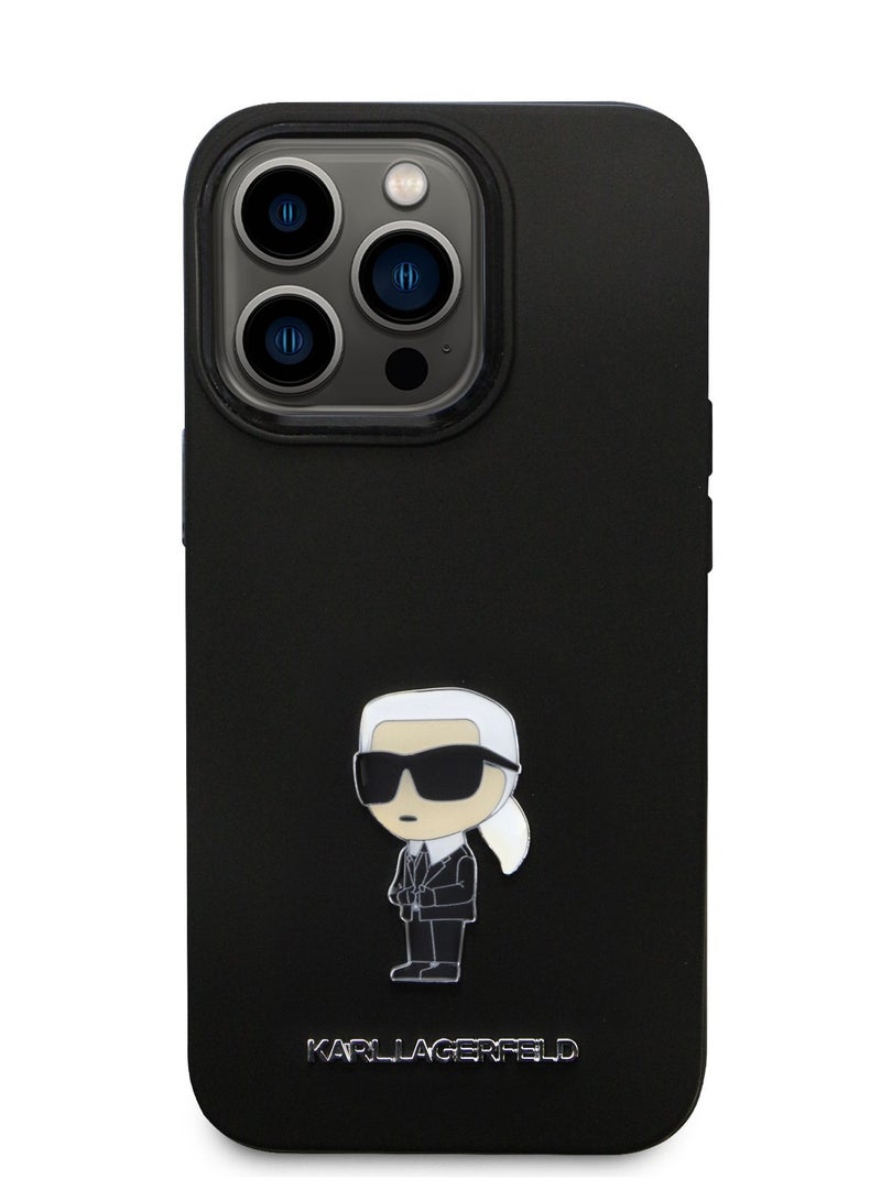 كارل لاغرفيلد حافظة صلبة من السيليكون مع شعار Ikonik NFT ودبوس معدني لهاتف ايفون 15 برو- أسود - Image 1