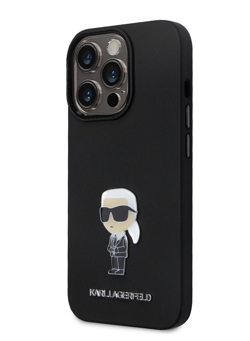 كارل لاغرفيلد حافظة صلبة من السيليكون مع شعار Ikonik NFT ودبوس معدني لهاتف ايفون 15 برو- أسود - Image 2