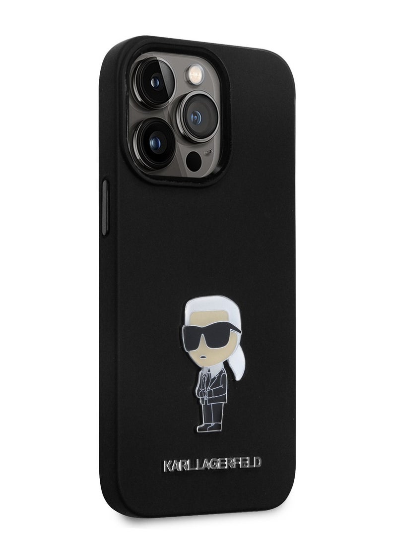 كارل لاغرفيلد حافظة صلبة من السيليكون مع شعار Ikonik NFT ودبوس معدني لهاتف ايفون 15 برو- أسود - Image 3