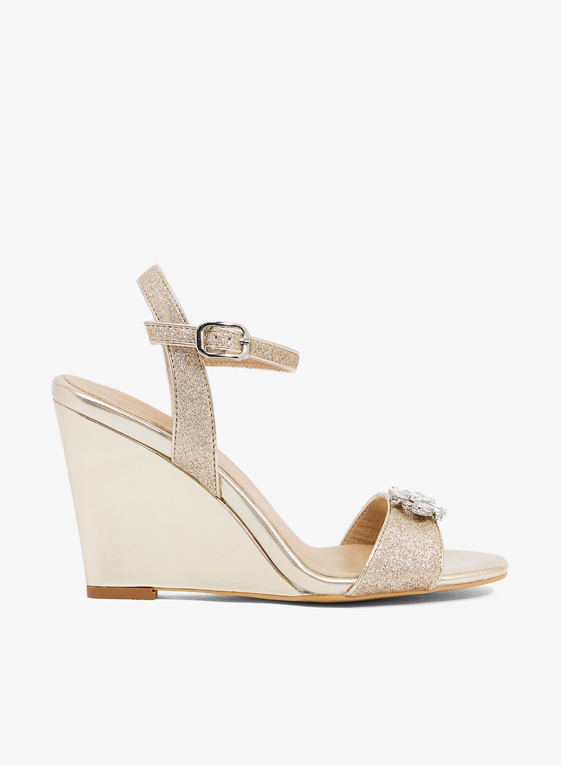 خزانة صندل إسفين ذهبي بأحزمة لامعة وبروش كريستال - Image 1