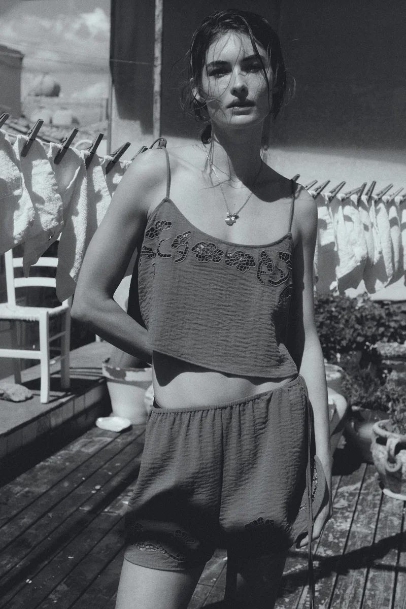 اتش اند ام بلوزة قصيرة للشاطئ