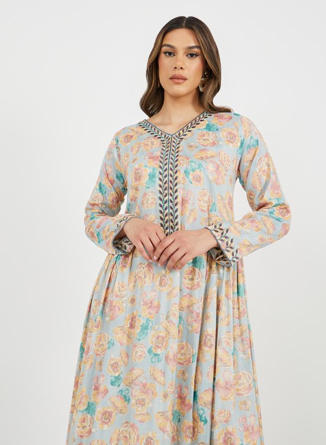 ستايلي جلابية مطرزة بياقة على شكل حرف  وتفاصيل جانبية مجمعة - Image 3