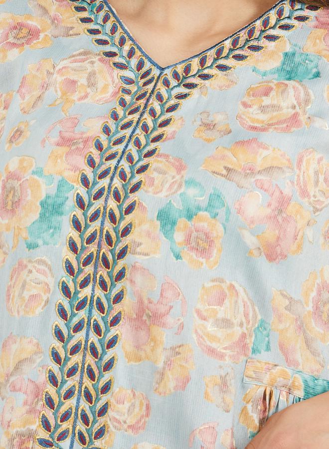 ستايلي جلابية مطرزة بياقة على شكل حرف  وتفاصيل جانبية مجمعة - Image 4