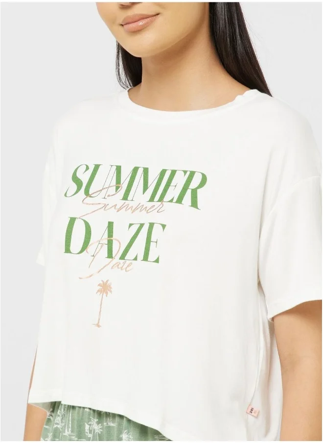 Isla & Evie Crew Neck Graphic Detail T-Shirt