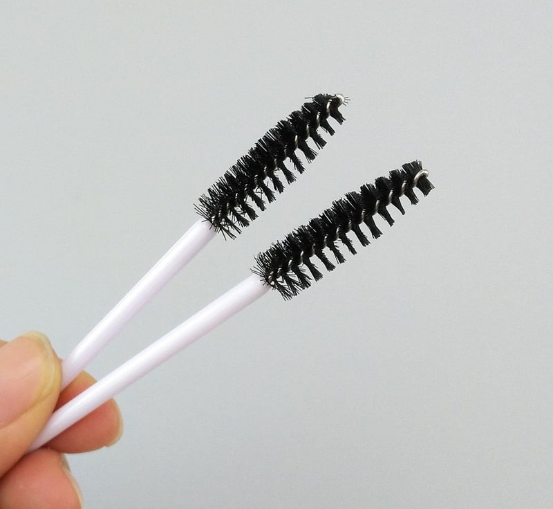 Yueton Pack of 100 Disposable Eyelash Brushes Wands Mascara Applicator (White+Black) - Image 2