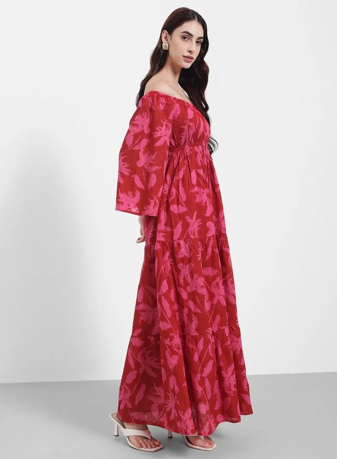 ستايلي فستان ماكسي بياقة مكشوفة وأزهار متدرجة