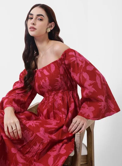 ستايلي فستان ماكسي بياقة مكشوفة وأزهار متدرجة