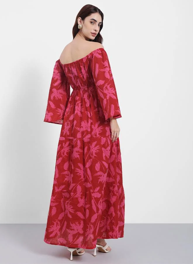 ستايلي فستان ماكسي بياقة مكشوفة وأزهار متدرجة