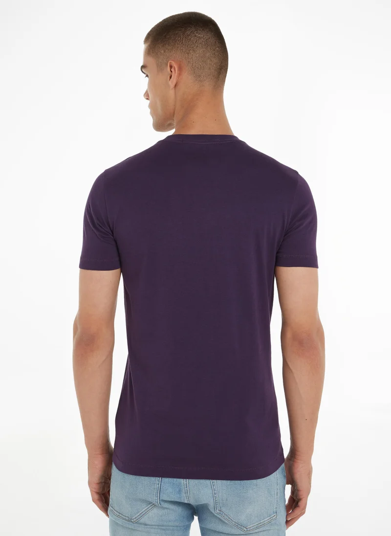 كالفن كلاين جينز تي شيرت بشعار المؤسسة بقصة ضيقة