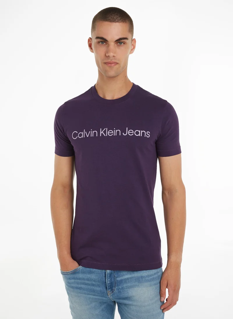 كالفن كلاين جينز تي شيرت بشعار المؤسسة بقصة ضيقة