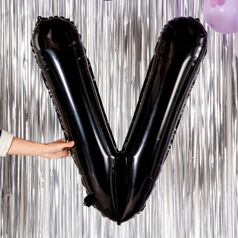 Restaurantware بالون حروف بالونيفاي 40 بوصة، بالون حفل كبير - حرف V، بالون ميرا الأسود، ذاتي الإغلاق، حلقة تعليق، زينة لعيد الميلاد، الزفاف، أو التخرج - Image 5