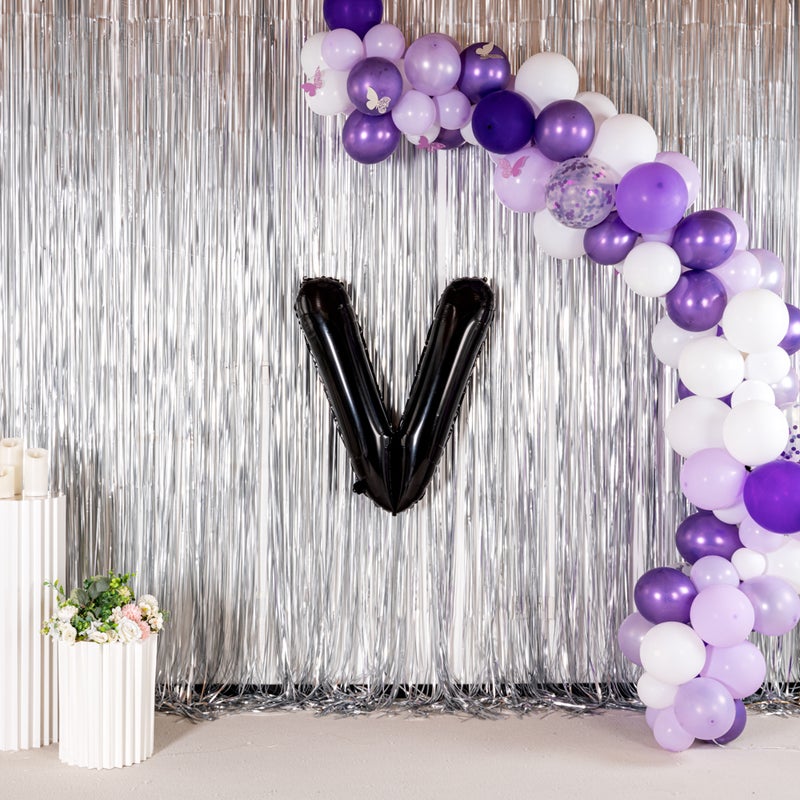 Restaurantware بالون حروف بالونيفاي 40 بوصة، بالون حفل كبير - حرف V، بالون ميرا الأسود، ذاتي الإغلاق، حلقة تعليق، زينة لعيد الميلاد، الزفاف، أو التخرج - Image 4