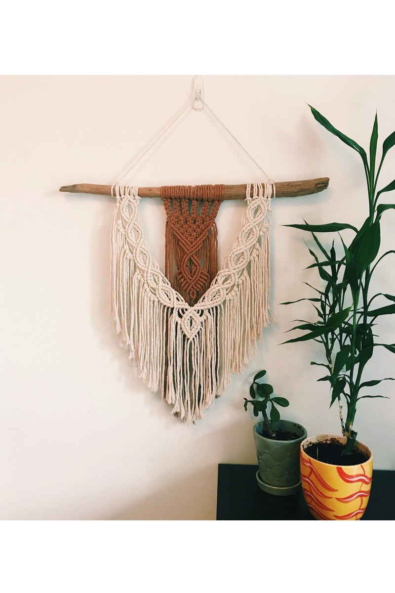 انتيكيانو تعليقة جدارية من المكرمية مصنوعة يدويًا من قطن معاد تدويره وخشب شاطئي مجفف بشكل طبيعي.  الأبعاد التقريبية: 23 × 23 بوصة.