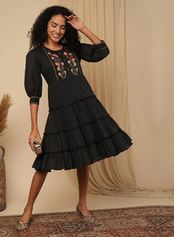 جلو باص فستان بطول الركبة بتفاصيل مُطرزة