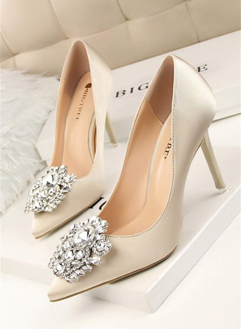 BIGTREE حذاء بكعب رفيع ضحلة مدبب بأحجار الراين مقاس 10 سم مع مشبك لامع من أحجار الراين باللون البيج - Image 1