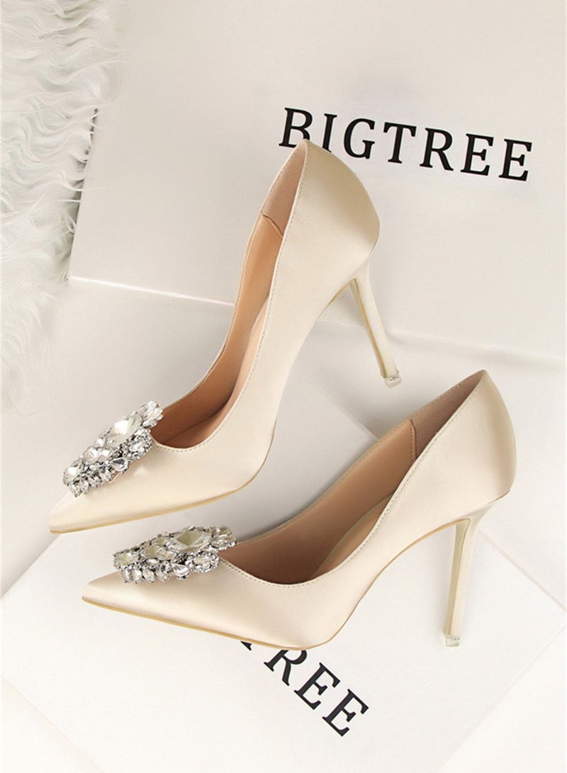 BIGTREE حذاء بكعب رفيع ضحلة مدبب بأحجار الراين مقاس 10 سم مع مشبك لامع من أحجار الراين باللون البيج - Image 2