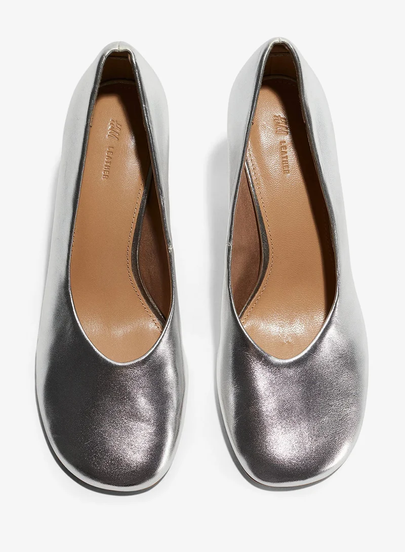 اتش اند ام حذاء من الجلد