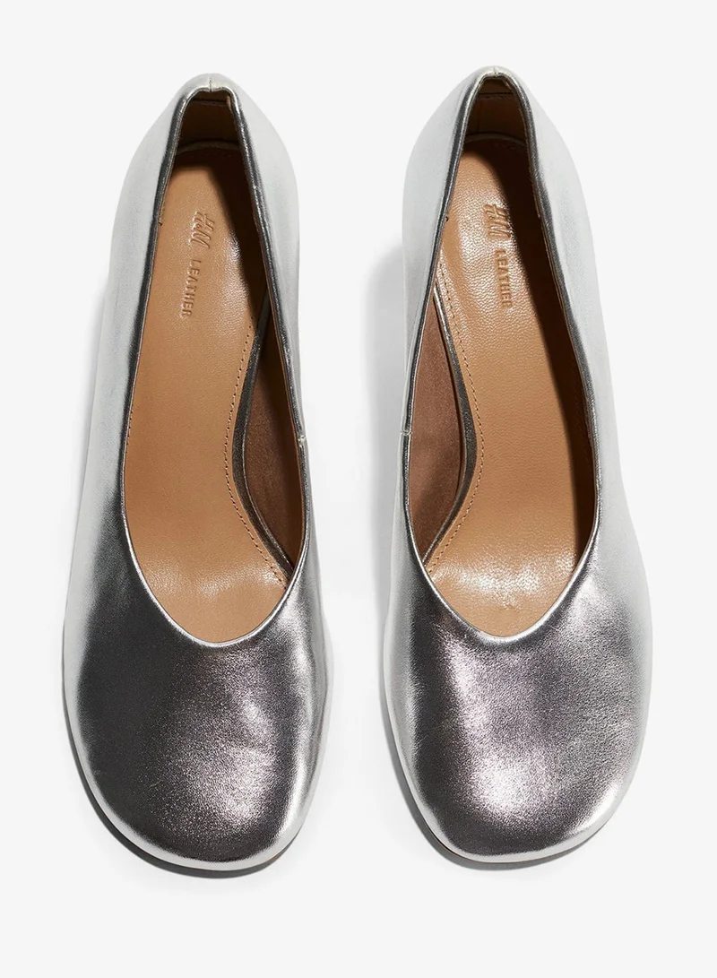 اتش اند ام حذاء من الجلد