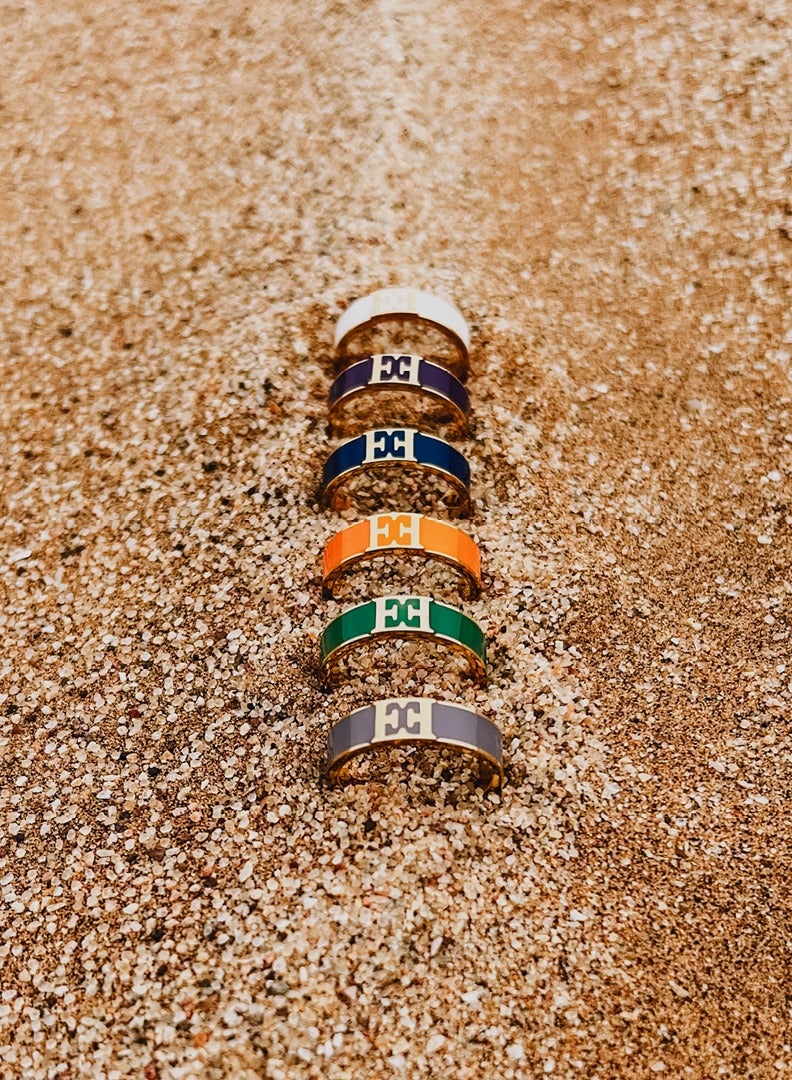 إسكادا خاتم سكارليت مطلي بالذهب مع شعار مقصوص وتفاصيل مينا خضراء - Image 3