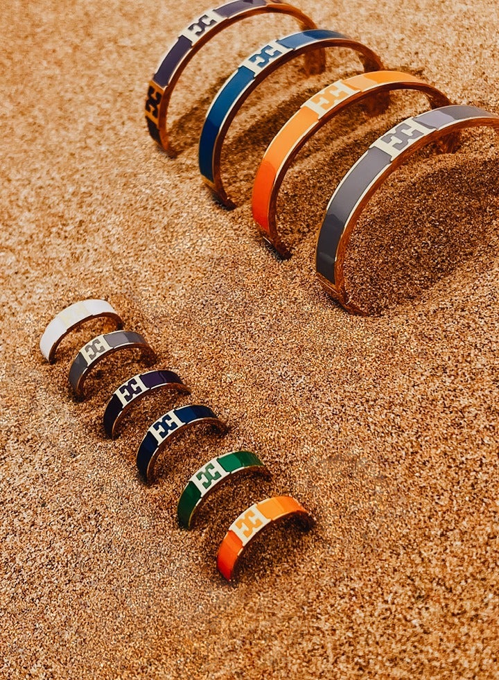 إسكادا خاتم سكارليت مطلي بالذهب مع شعار مقصوص وتفاصيل مينا خضراء - Image 4