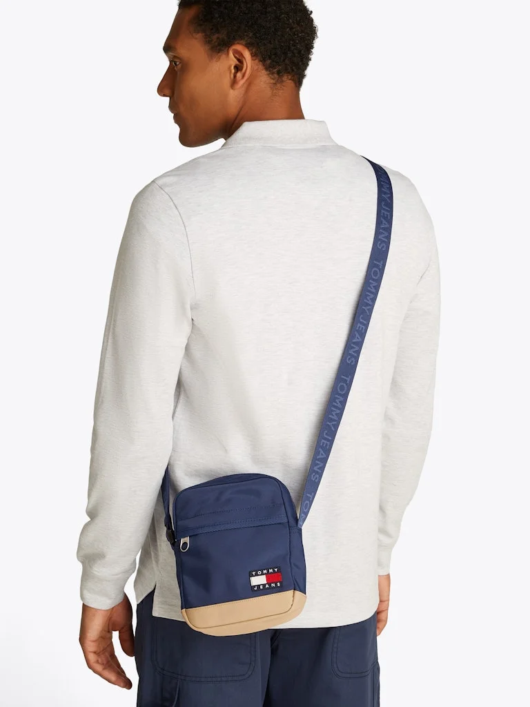 TOMMY JEANS ESSENTIAL DAILY REPORTER BAG