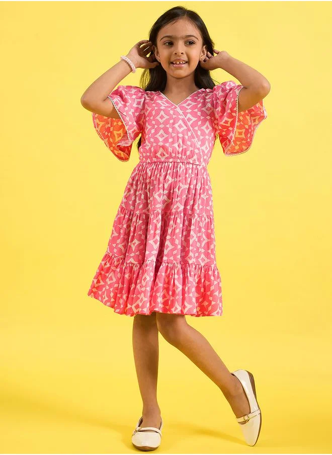 ستايلو بج Geometric Print V Neck Tiered Dress by Styli