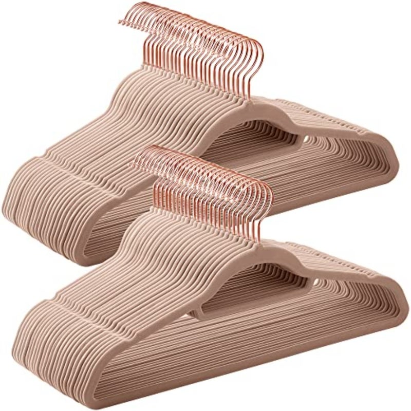 شماعات مخملية UCRF021LB50 من سونج مايكس، 50 علاقة ملابس مع خطاف دوار ذهبي زهري، غير قابلة للانزلاق، وموفرة للمساحة، سمك 0.5 سم، وطول 43 سم للمعطف والقميص والفستان والسراويل وربطة عنق، لون بني كراميل - Image 1