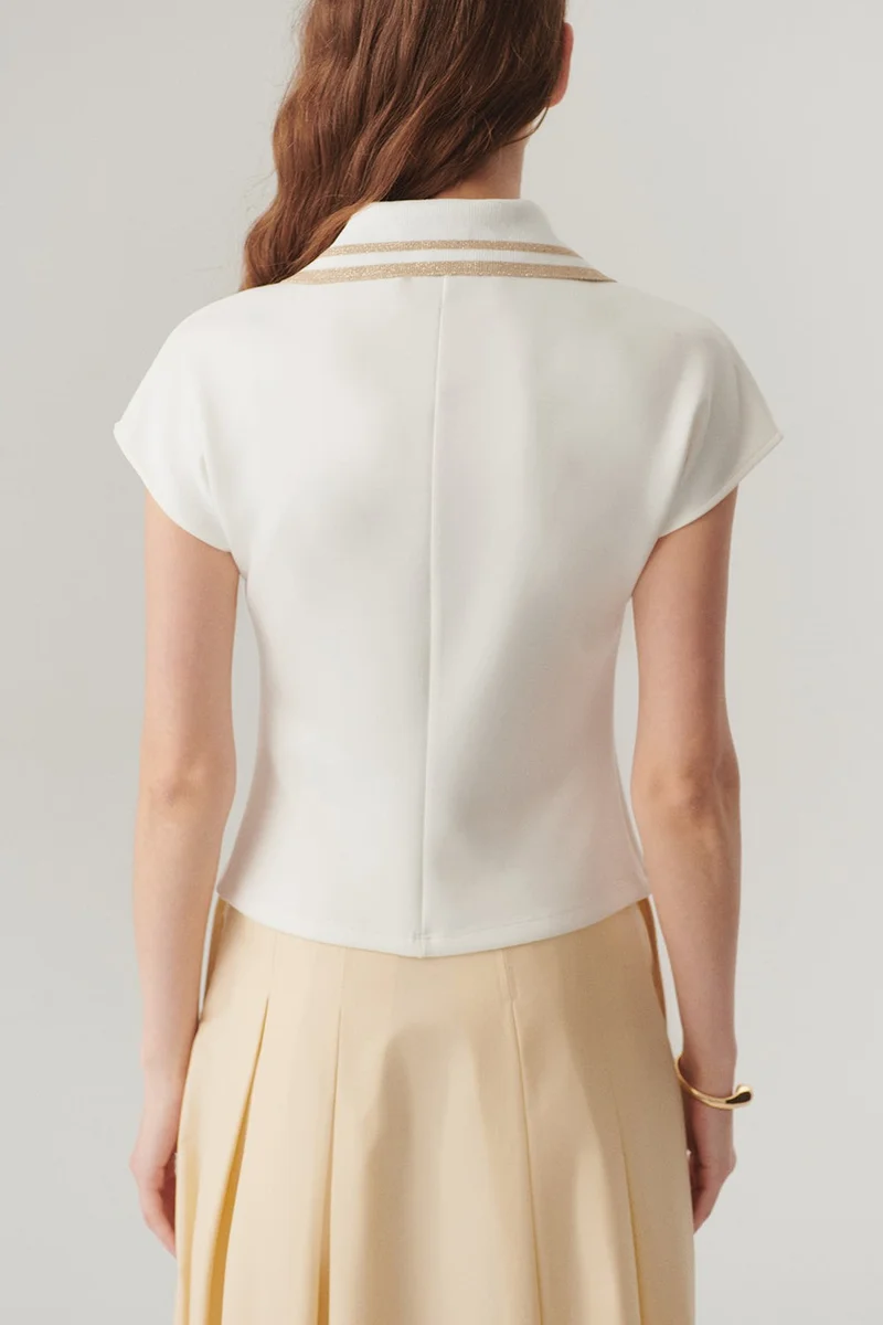 اكسيكيوز تيشيرت محبوك عادي بياقة بولو وتفاصيل أزرار باللون الأبيض الكريمي