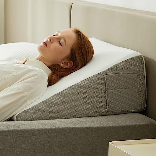 Bedluxe وسادة بيدلوكس المثلثة، وسادة بزاوية 12 بوصة لرأس السرير، وسادة مثلثة لتخفيف ارتجاع الحمض، النوم، بعد الجراحة، الشخير، الجيرد، وسادة مثلثة - قمة من رغوة الذاكرة المبردة، أبيض/رمادي - Image 1