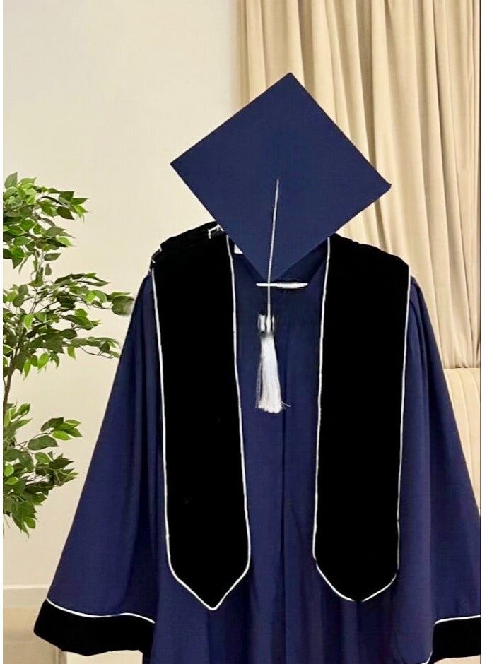 طقم تخرج بناتي فاخر باللون الكُحلي الغامق – مكوّن من 3 قطع (روب + وشاح سادة قابل للتطريز + قبعة) – تصميم راقٍ للبنات من المتوسط إلى الجامعة لإطلالة مميزة في يوم التخرج - Image 2
