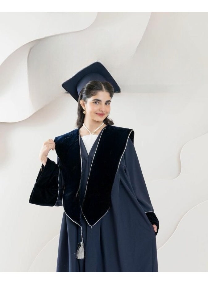 طقم تخرج بناتي فاخر باللون الكُحلي الغامق – مكوّن من 3 قطع (روب + وشاح سادة قابل للتطريز + قبعة) – تصميم راقٍ للبنات من المتوسط إلى الجامعة لإطلالة مميزة في يوم التخرج - Image 4