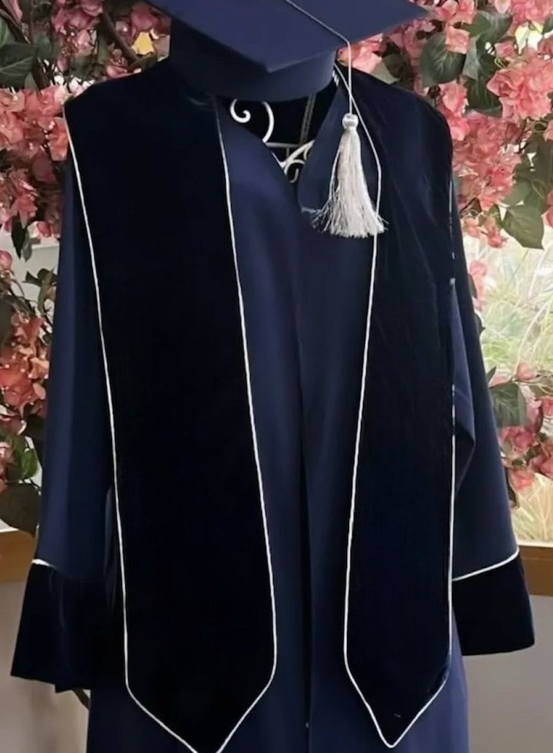 طقم تخرج بناتي فاخر باللون الكُحلي الغامق – مكوّن من 3 قطع (روب + وشاح سادة قابل للتطريز + قبعة) – تصميم راقٍ للبنات من المتوسط إلى الجامعة لإطلالة مميزة في يوم التخرج - Image 5