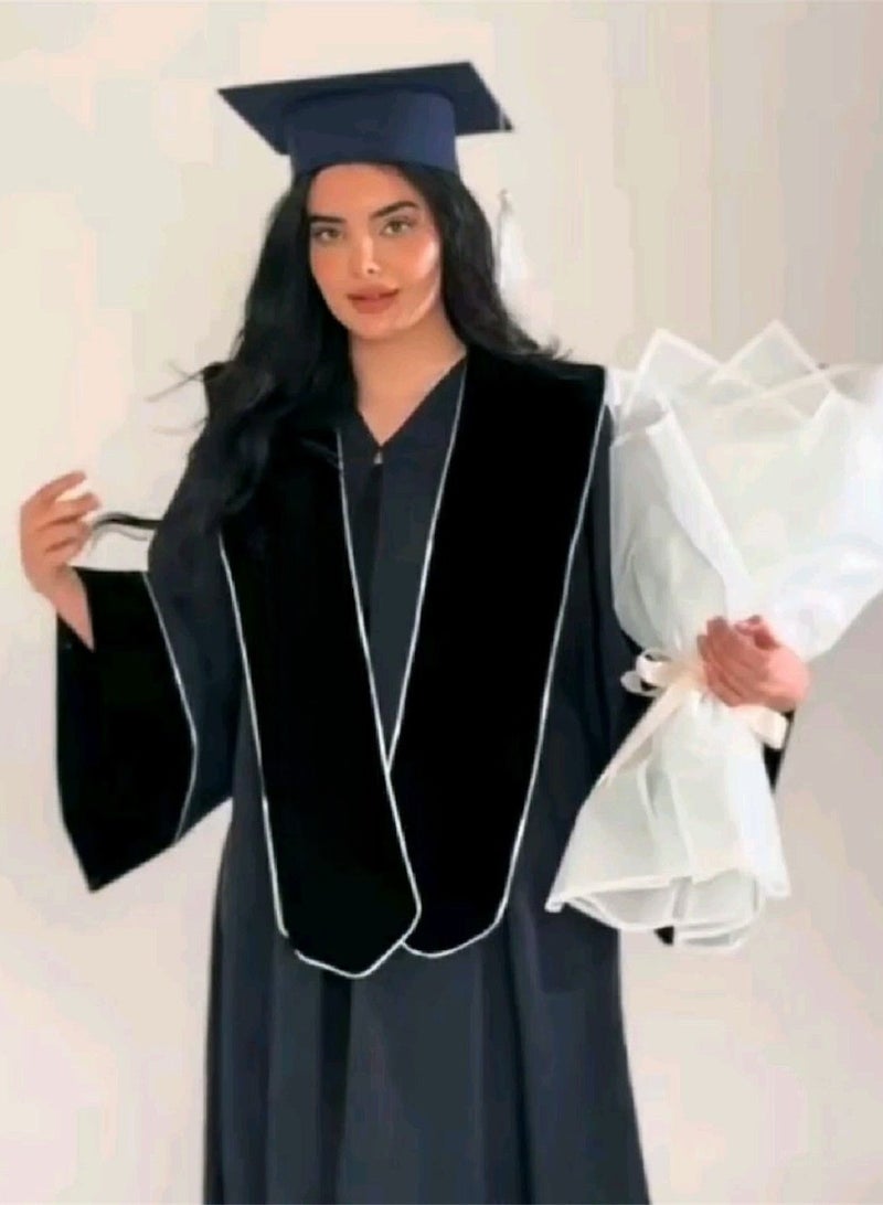 طقم تخرج بناتي فاخر باللون الكُحلي الغامق – مكوّن من 3 قطع (روب + وشاح سادة قابل للتطريز + قبعة) – تصميم راقٍ للبنات من المتوسط إلى الجامعة لإطلالة مميزة في يوم التخرج - Image 3