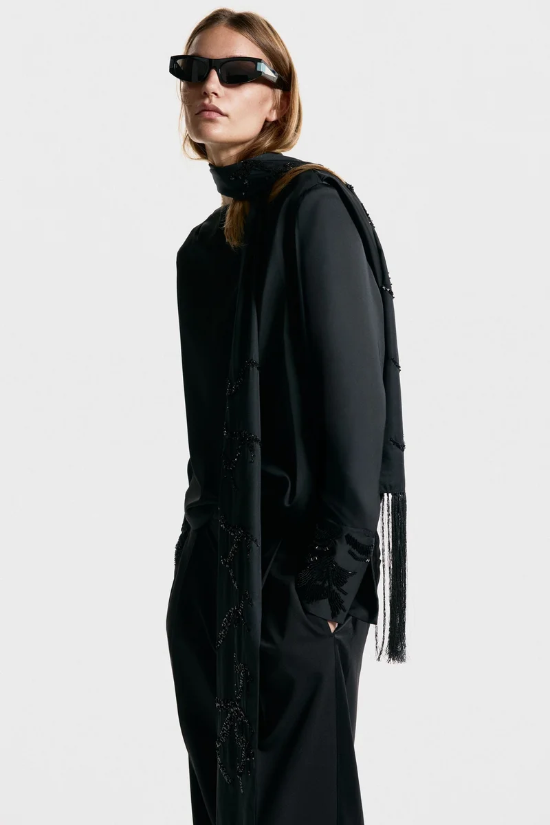 اتش اند ام بلوزة بظهر مكشوف مطرزة بالخرز