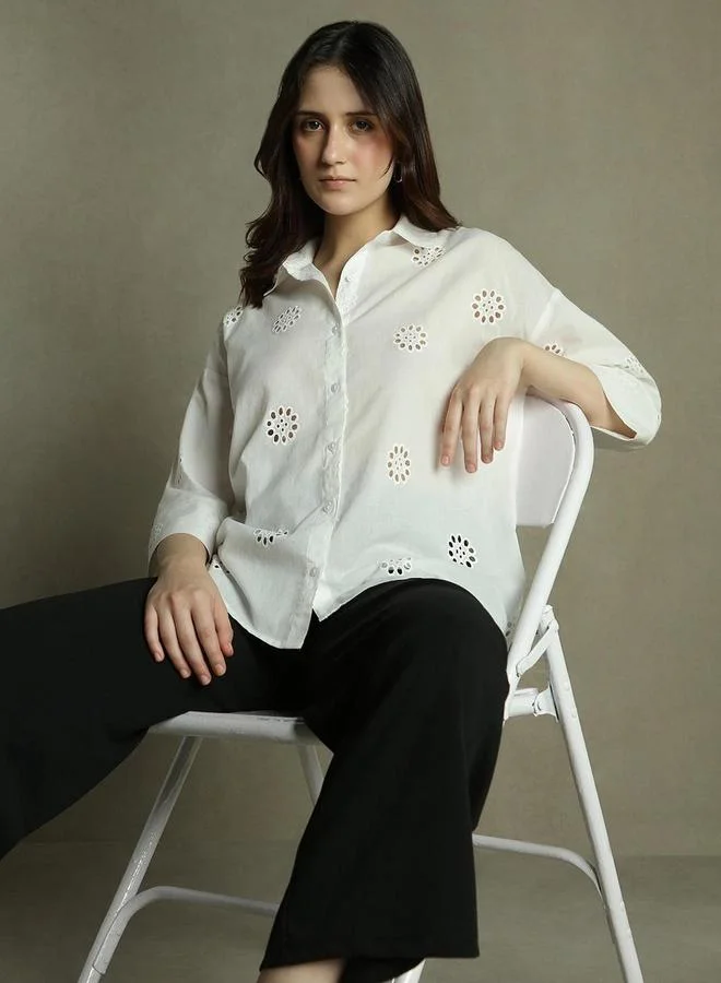 دينيس لينغو بلوزة كاجوال بتفاصيل شيفلي وقصة مريحة