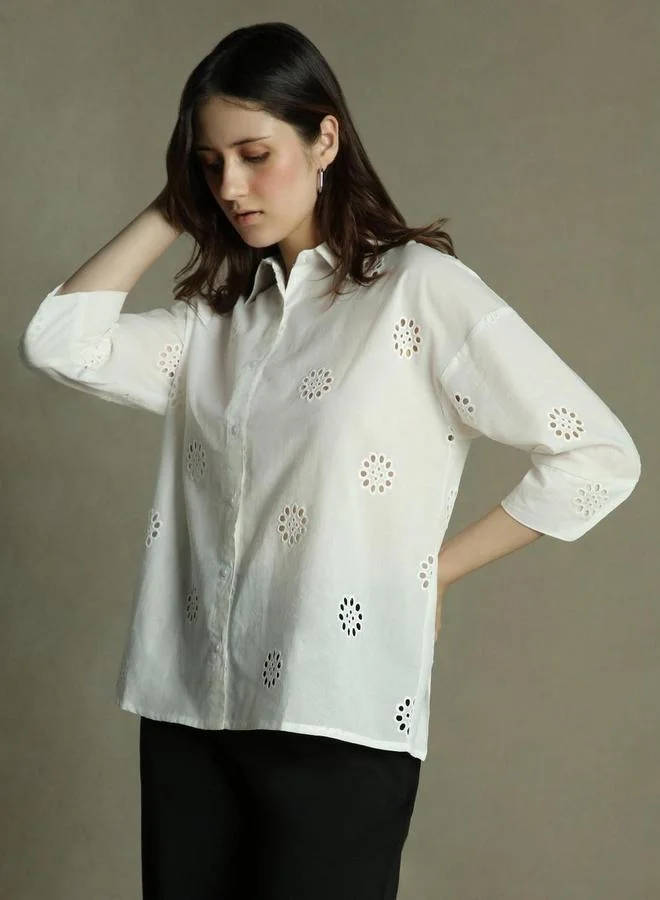 دينيس لينغو بلوزة كاجوال بتفاصيل شيفلي وقصة مريحة