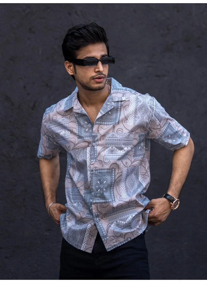 مانياك قميص رجالي قطن رمادي فاتح واسع بطبعة كاملة وياقة دائرية وأكمام ثلاثة أرباع