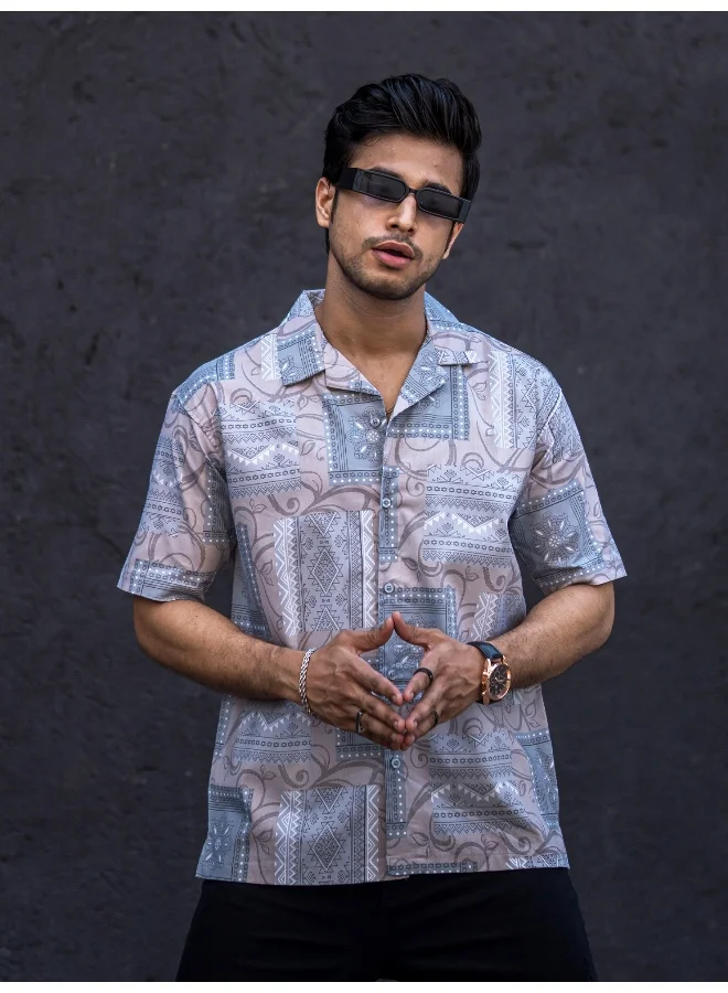 مانياك قميص رجالي قطن رمادي فاتح واسع بطبعة كاملة وياقة دائرية وأكمام ثلاثة أرباع