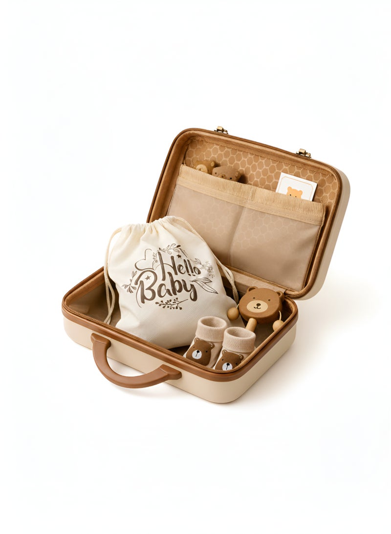 أساسيات 360 مجموعة هدايا أطفال فاخرة من Essentials 360 بتصميم الدب، 14 قطعة في 1، ملابس أطفال حديثي الولادة محايدة الجنس، ألعاب خشبية، إطار صورة وحقيبة سفر - مثالية لحفل استقبال المولود الجديد وأعياد الميلاد والآباء الجدد - Image 2