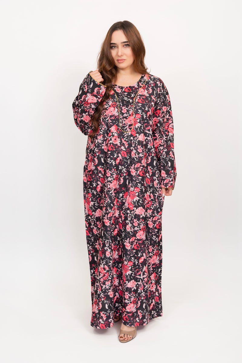 جلابية لينيل النسائية - فستان ماكسي محتشم بنقشة زهور باللونين الوردي والأسود مع دانتيل على الرقبة والأكمام، مناسب للإطلالات اليومية والمناسبات.