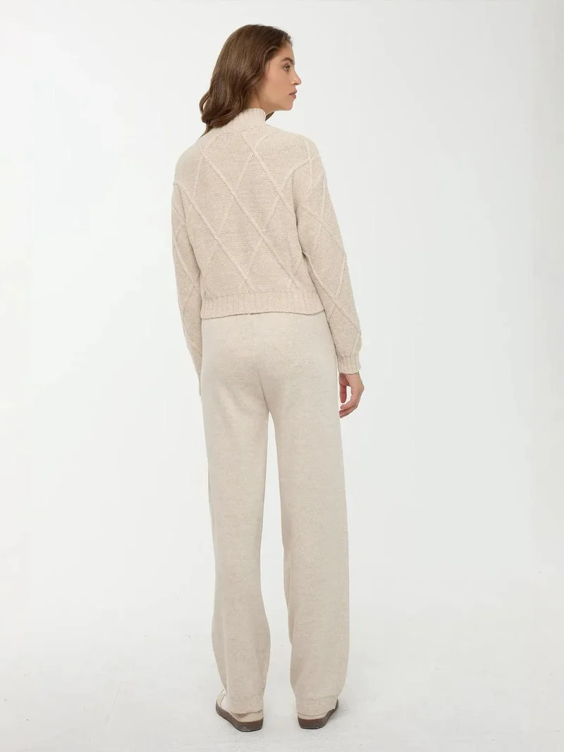 هيكاب كنزة محبوكة بنصف ياقة مدورة بنقش بارز