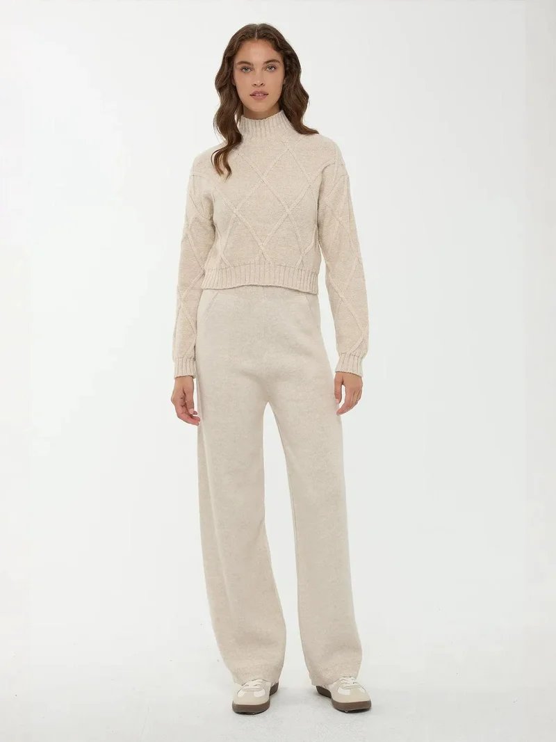 هيكاب كنزة محبوكة بنصف ياقة مدورة بنقش بارز