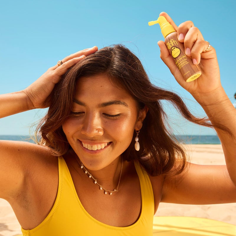 Sun Bum رذاذ واقي شمس من صن بوم الأصلي SPF 30 لفروة الرأس والشعر | نباتي ومتوافق مع قانون هاواي 104 (خالي من أوكتينوكسات وأوكسي بنزون) | رذاذ واقي من الشمس واسع الطيف UVA/UVB مع فيتامين E | 2 أونصة - Image 3