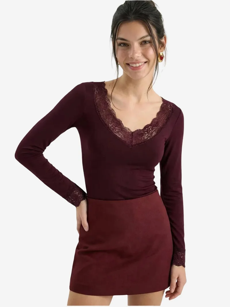 بيانكو لوتشي LUCCI Lace Detailed V-Neck Blouse